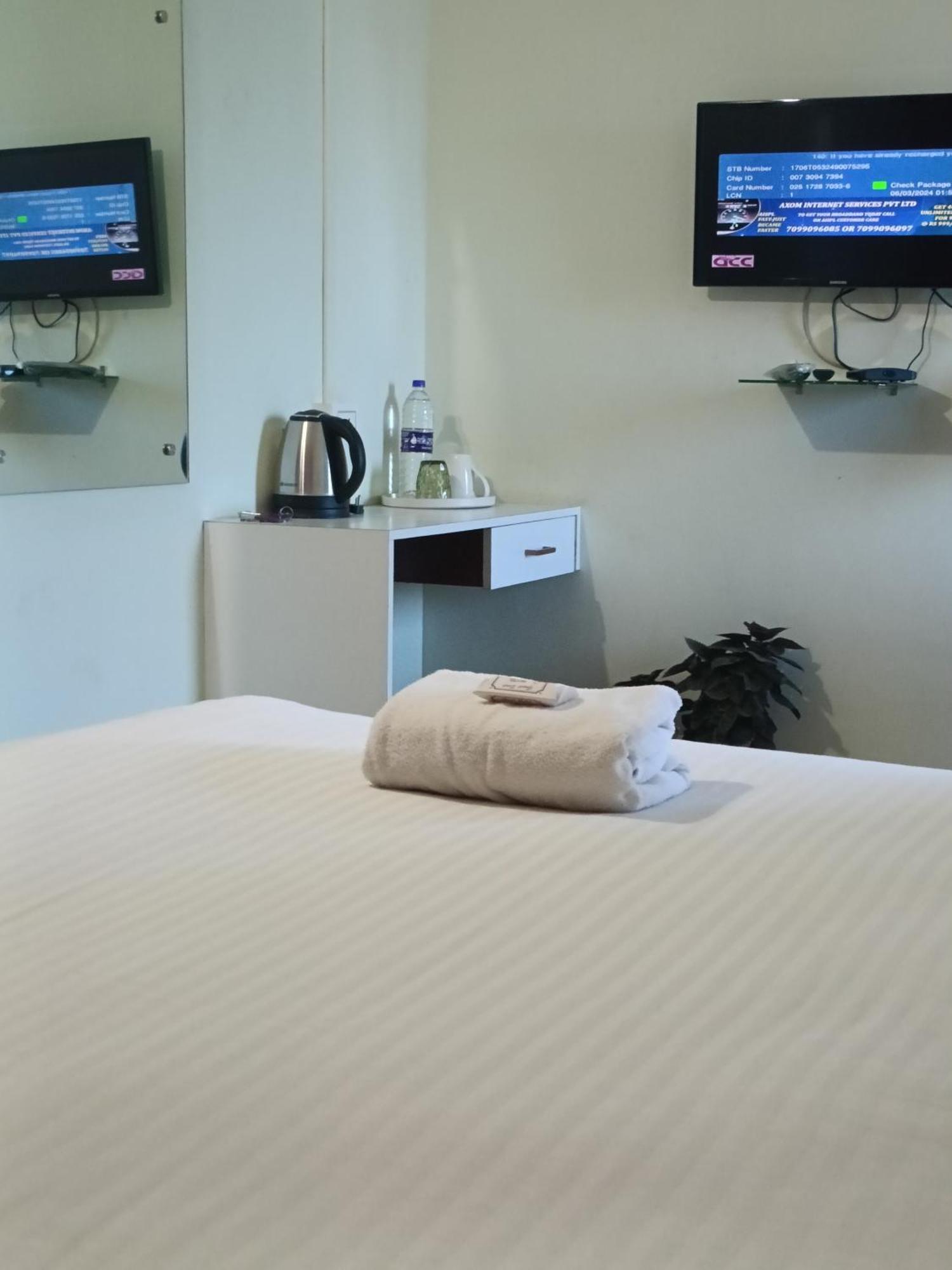 Hotel Bhargav Гувахати Экстерьер фото